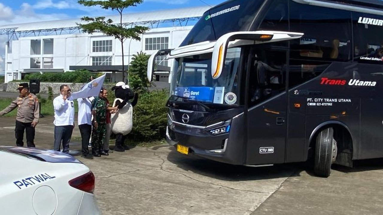 Badan Pengelola Keuangan Haji (BPKH) membantu ratusan warga Garut kembali ke Jakarta setelah Lebaran dengan menyediakan bus gratis dalam program 'Balik Kerja Bareng'.