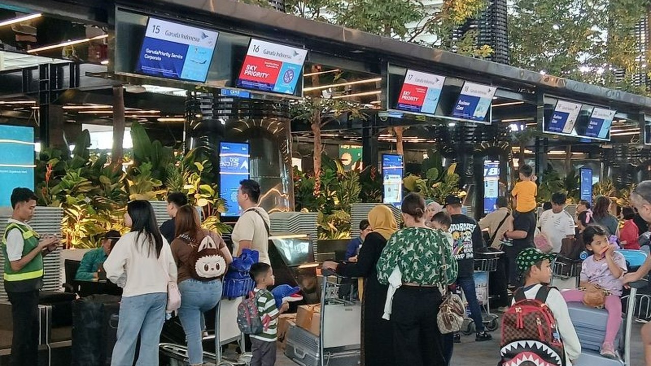 Pergerakan penumpang di Bandara Soetta pada arus balik Lebaran 2025 mencapai 182.843 orang di H+5, dengan prediksi puncak pada H+7.