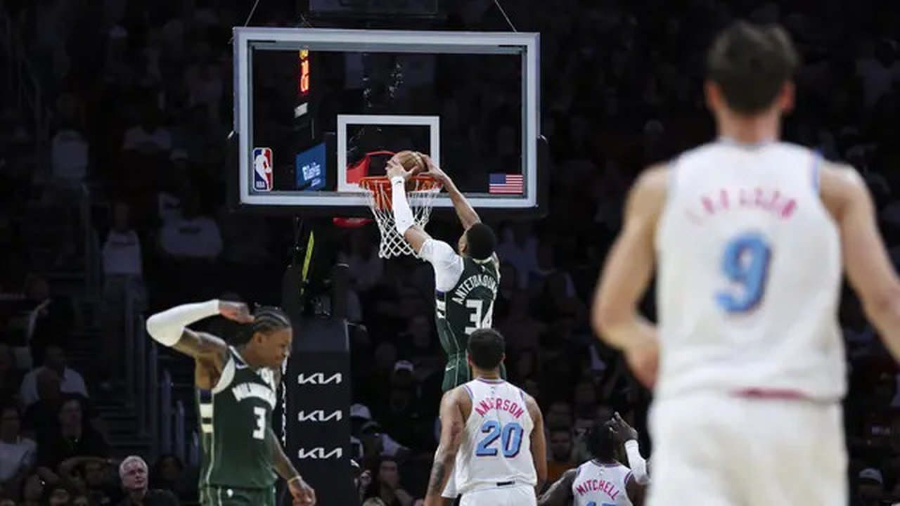 Pemain Bucks Giannis Antetokounmpo melakukan dunk saat melawan Heat di lanjutan NBA 2024/2025 (AFP)