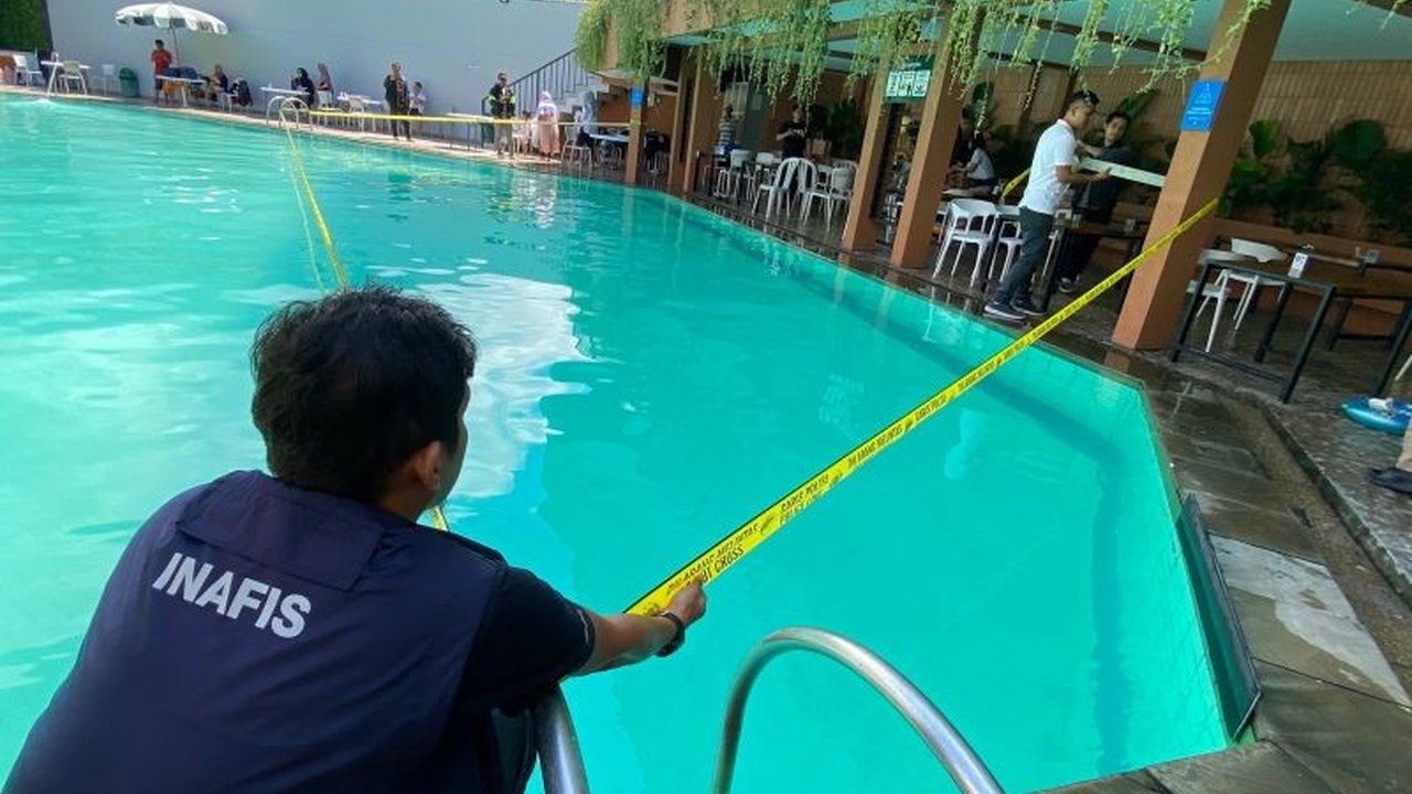 Seorang wisatawan asal Garut, Hisyam Falhan (25), ditemukan tewas tenggelam di kolam renang Hotel Tirtagangga, Cipanas, Garut; polisi masih menyelidiki penyebab kejadian.
