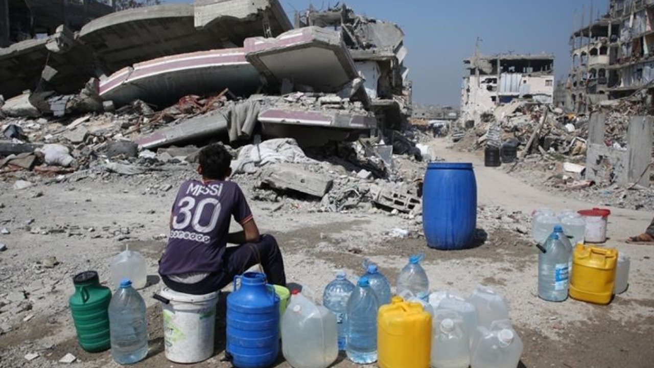 Israel menghentikan pasokan air bersih ke Jalur Gaza, memutus 70% pasokan air dan mengancam krisis kemanusiaan di tengah konflik yang berkepanjangan.