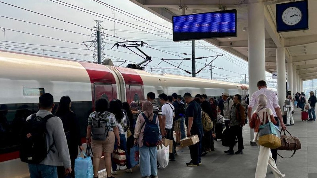 PT Kereta Cepat Indonesia China (KCIC) berhasil mengangkut 250 ribu penumpang kereta cepat Whoosh selama libur Lebaran 2025, meningkat 20 persen dibandingkan hari biasa.
