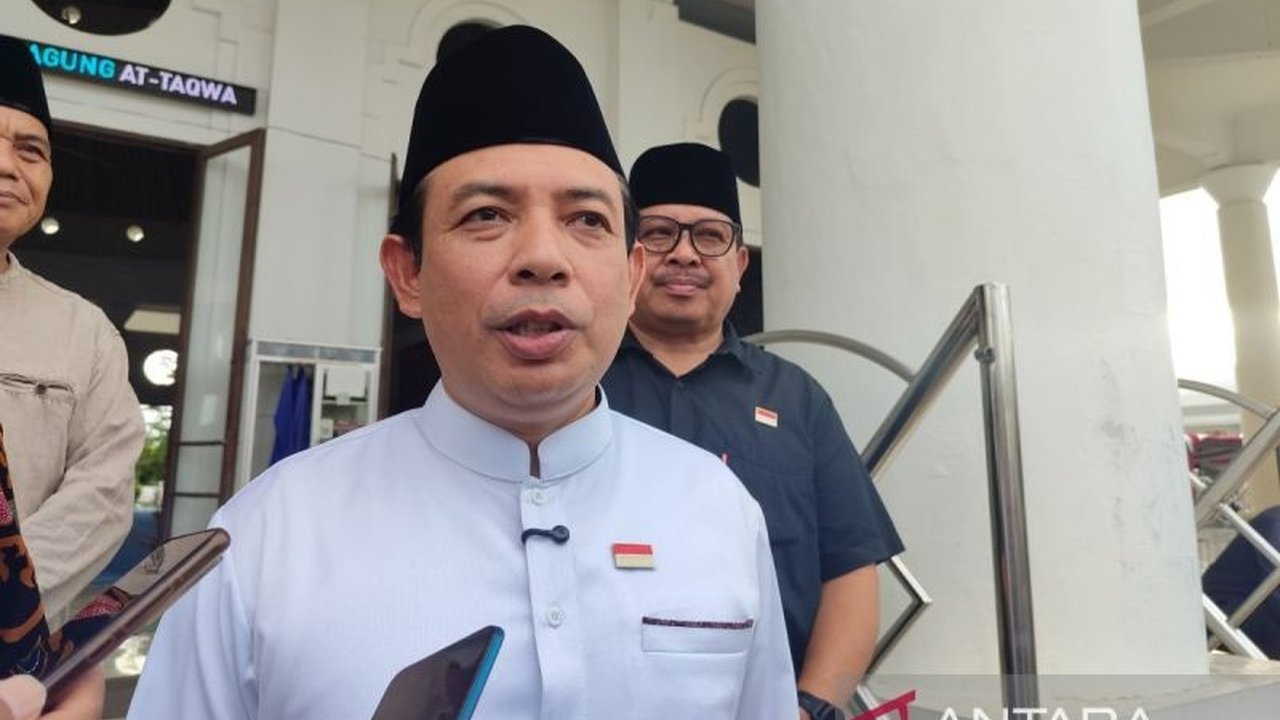 Pemkot Bengkulu membentuk tim untuk menindak warga yang membuang sampah sembarangan, didukung oleh Perda dan edukasi untuk menjaga kebersihan lingkungan kota.