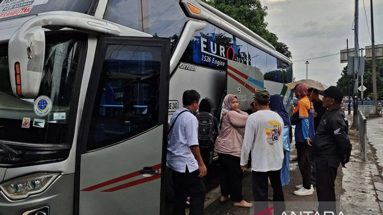 Direktur Penyakit Menular WHO, Prof. Tjandra Yoga Aditama, bagikan tips sehat 'BALIK' untuk tetap prima saat kembali bekerja usai libur Lebaran 2025 dengan 5 langkah mudah.