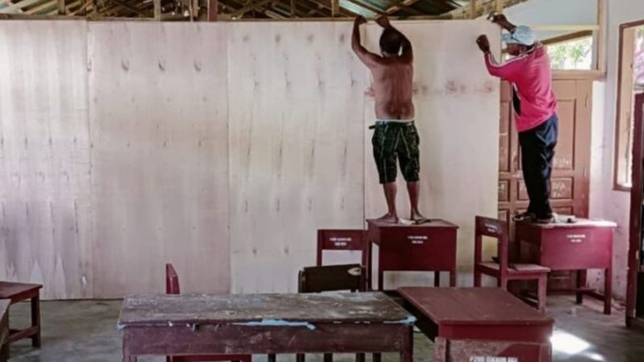 Pemerintah Kabupaten Donggala memperbaiki dua ruang kelas SDN 9 Banawa yang rusak akibat banjir dan merencanakan relokasi sekolah untuk keselamatan siswa.