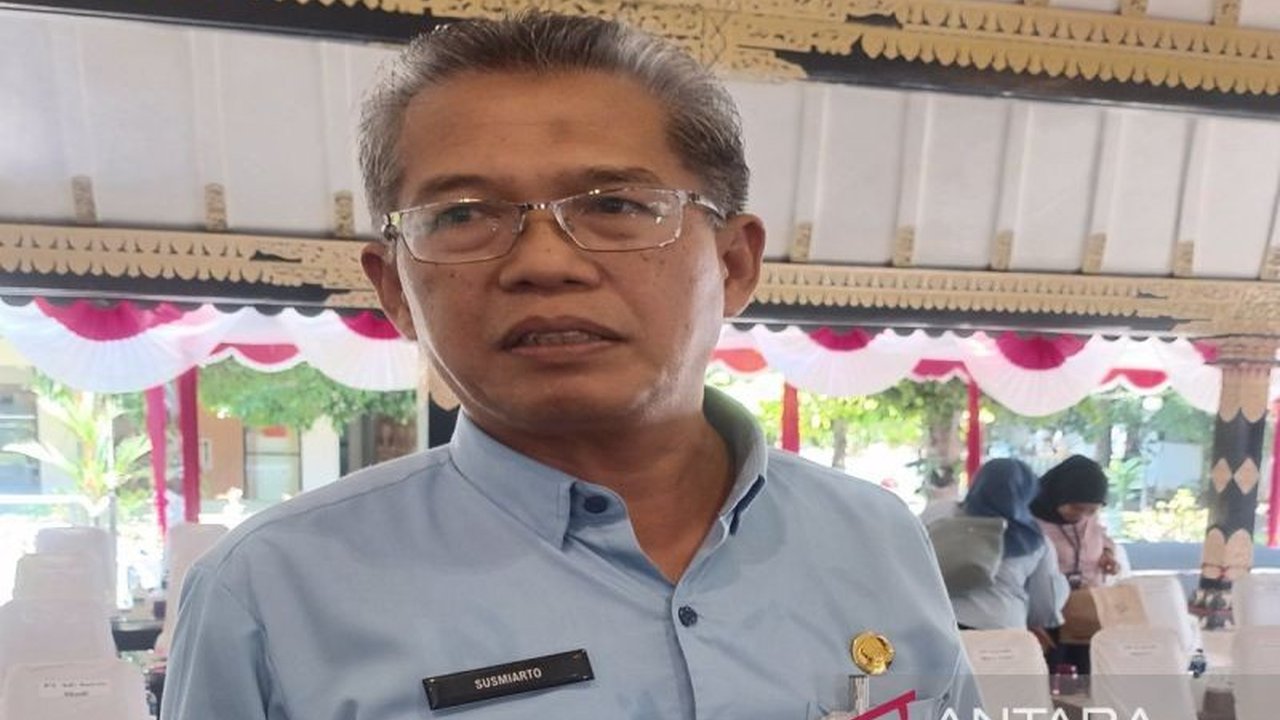 Layanan Adminduk Hari Sabtu (Laritu) di Sleman, DIY, dibanjiri pemohon, terutama perantau yang mudik Lebaran 2025, untuk mengurus berbagai dokumen kependudukan.