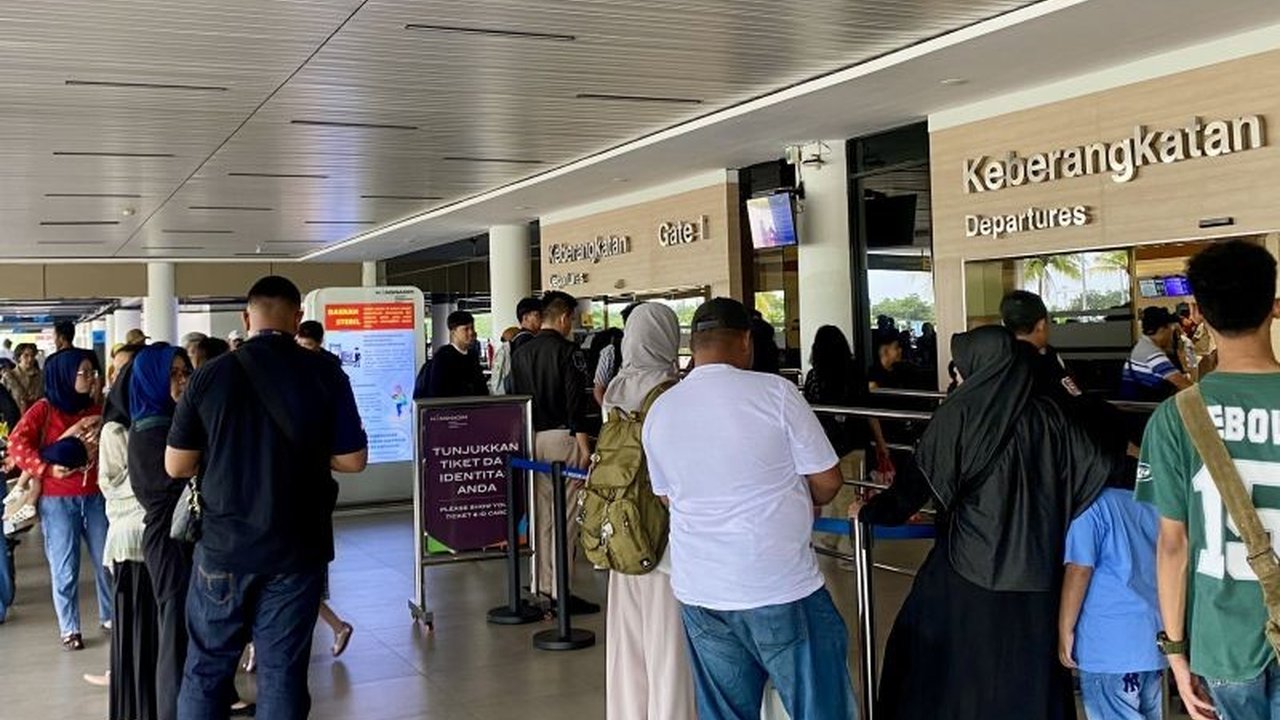 Bandara Hang Nadim Batam mengalami lonjakan signifikan penerbangan internasional hingga 187,5 persen selama periode H2 hingga H+4 Lebaran 2025, didorong oleh rute baru ke Korea Selatan dan tingginya minat wisatawan.