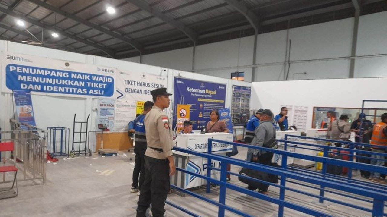 Kepolisian Resor Kota Barelang memastikan kelancaran arus balik Lebaran di Pelabuhan Bintang 99 Batam dengan pengamanan ketat dan pengawalan personel gabungan, mencegah tindak pidana dan kejahatan.