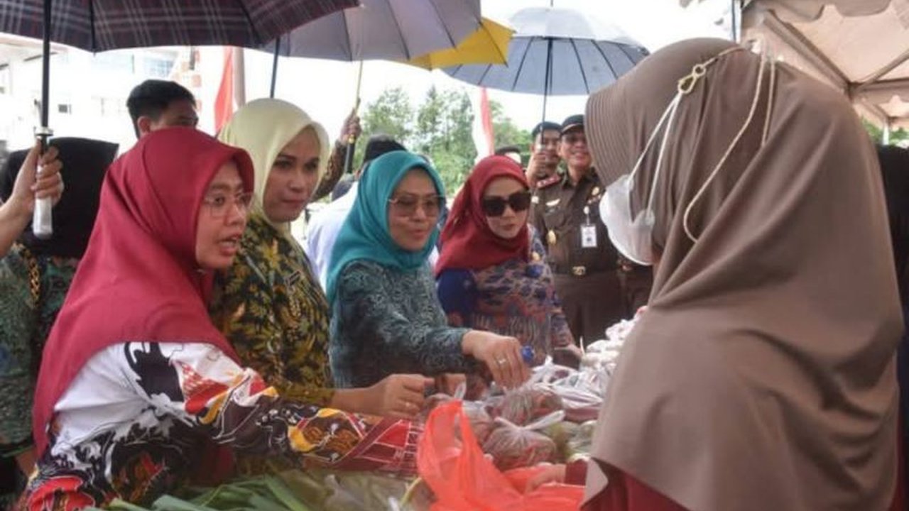 Pemerintah Provinsi Sulawesi Barat (Sulbar) berhasil kendalikan inflasi menjelang Lebaran 1446 H melalui program gerakan pasar murah dan kolaborasi lintas sektoral.