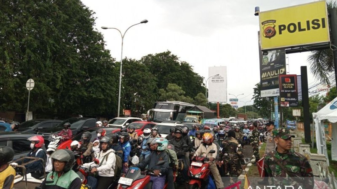 Sistem buka tutup diterapkan di jalur Pantura Cirebon untuk mengurai kepadatan arus balik Lebaran 2025, khususnya di titik-titik rawan macet, demi keamanan dan kenyamanan pemudik.