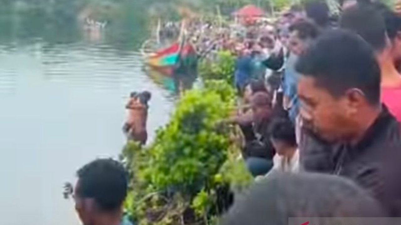Dinas Sosial Kabupaten Mukomuko, Bengkulu, mengirimkan logistik makanan untuk tim SAR yang sedang mencari seorang warga yang hilang di Sungai Batang Muar.
