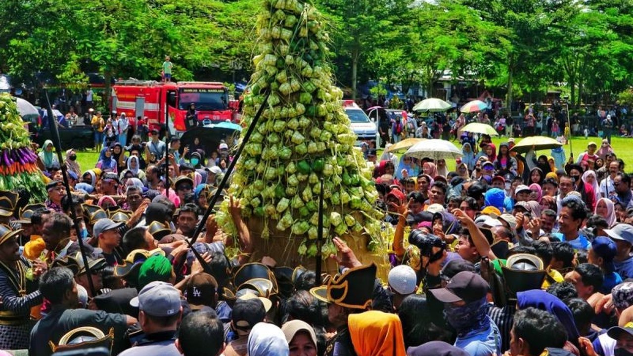 Wamensos Agus Jabo Priyono menyebut Gerebeg Ketupat di Magelang sebagai momentum kebangkitan ekonomi masyarakat, mendorong pemberdayaan dan pengembangan UMKM serta sektor pariwisata.