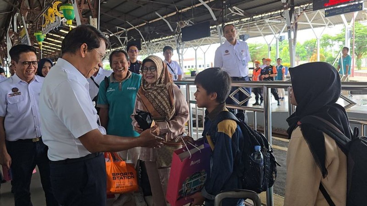 Direktur Utama KAI meninjau langsung kelancaran arus balik Lebaran 2025 di Stasiun Purwokerto, Jawa Tengah, memastikan layanan prima dan kenyamanan pelanggan serta mengapresiasi peningkatan signifikan jumlah penumpang.