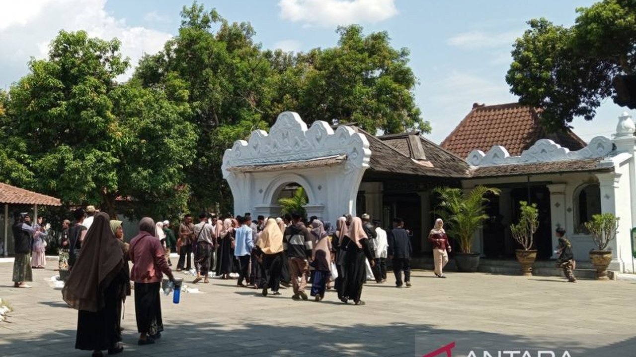 Libur Lebaran 2025 mencatatkan peningkatan signifikan kunjungan wisatawan ke Keraton Kasepuhan Cirebon hingga 40 persen, berkat promosi masif dan fasilitas baru seperti museum AI.