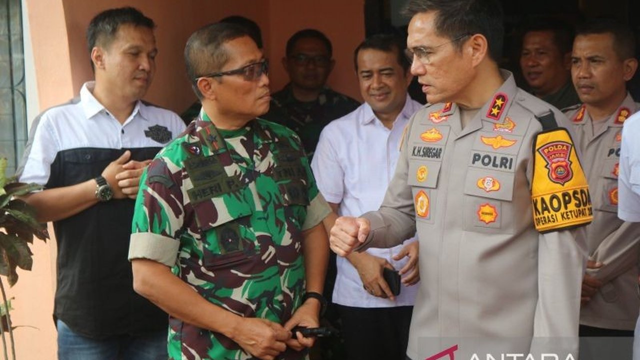 Danrem 042/Gapu dan Kapolda Jambi mengawasi langsung rekapitulasi suara Pemungutan Suara Ulang (PSU) Pilkada Kabupaten Bungo 2024, memastikan prosesnya aman, tertib, dan transparan.