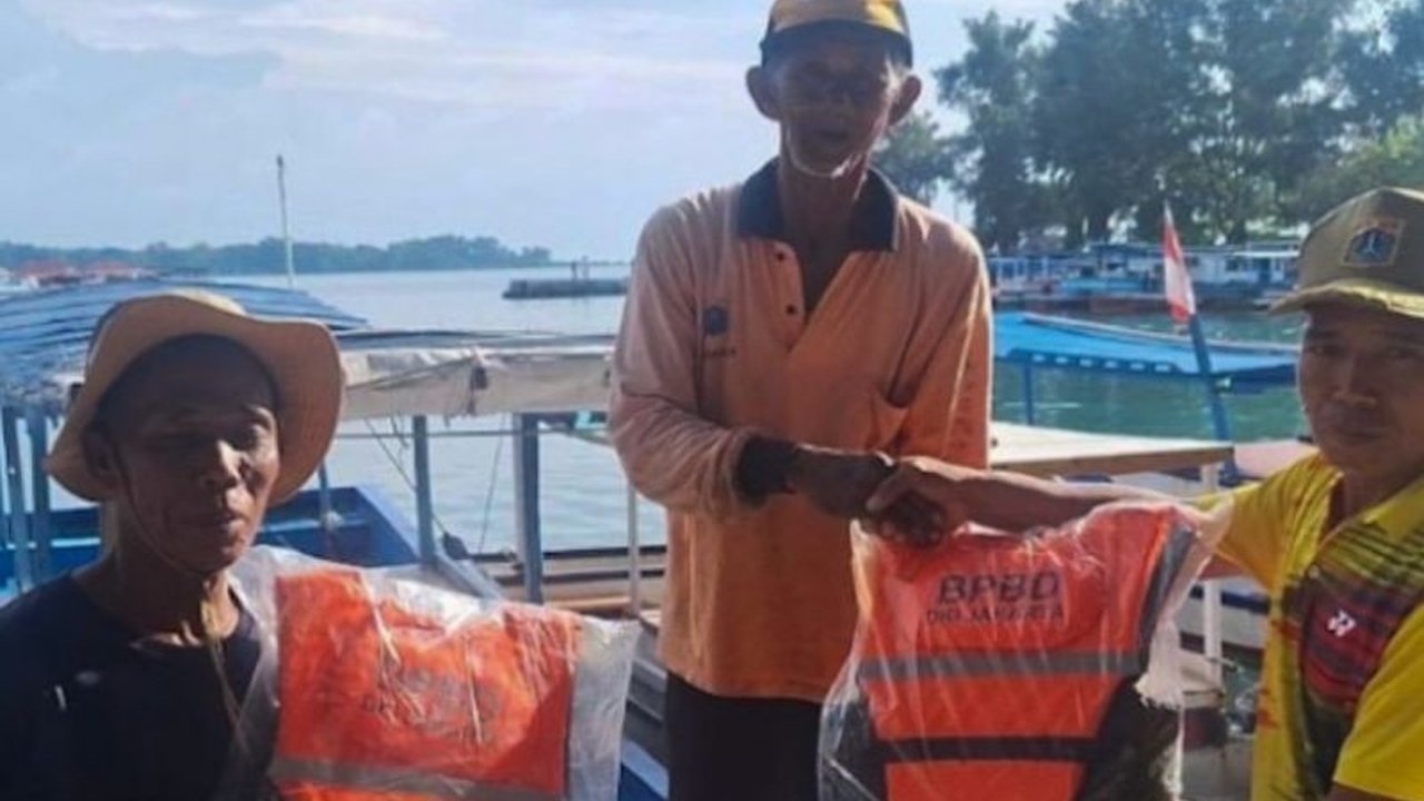 Nelayan Kepulauan Seribu Terima Bantuan Jaket Pelampung dari BPBD DKI Jakarta