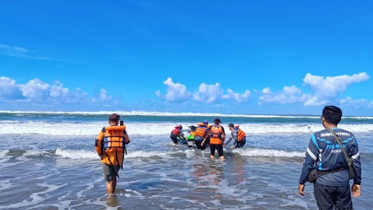 Tim SAR gabungan terus berupaya menemukan Andreas Juliana, wisatawan asal Semarang yang terseret ombak di Pantai Parangtritis, Bantul, Yogyakarta.