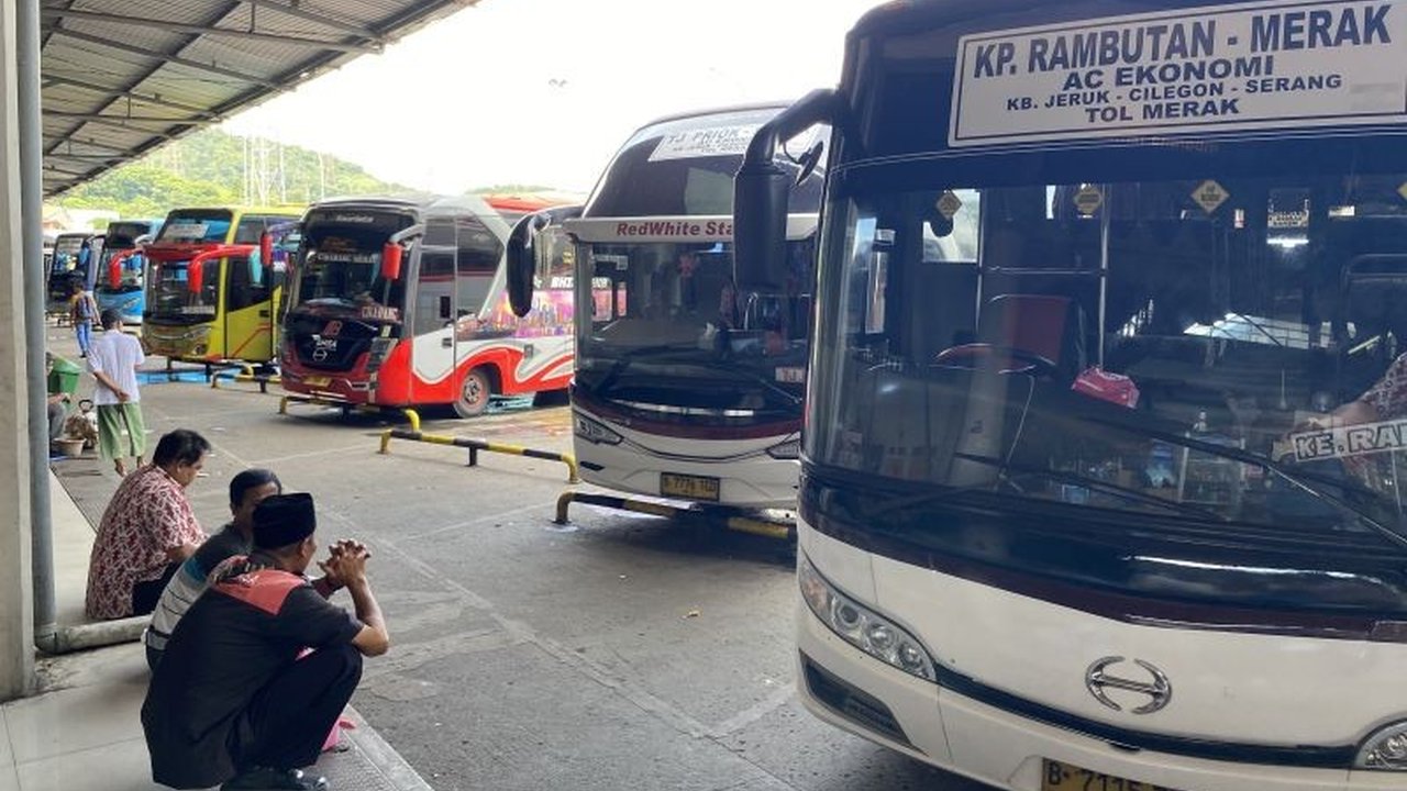 Terminal Merak menyiapkan 300 armada bus untuk memfasilitasi pemudik yang kembali ke Pulau Jawa melalui Pelabuhan Merak pada arus balik Lebaran 2025, dengan jumlah pemudik yang kembali lebih sedikit dibandingkan yang berangkat ke Sumatera.
