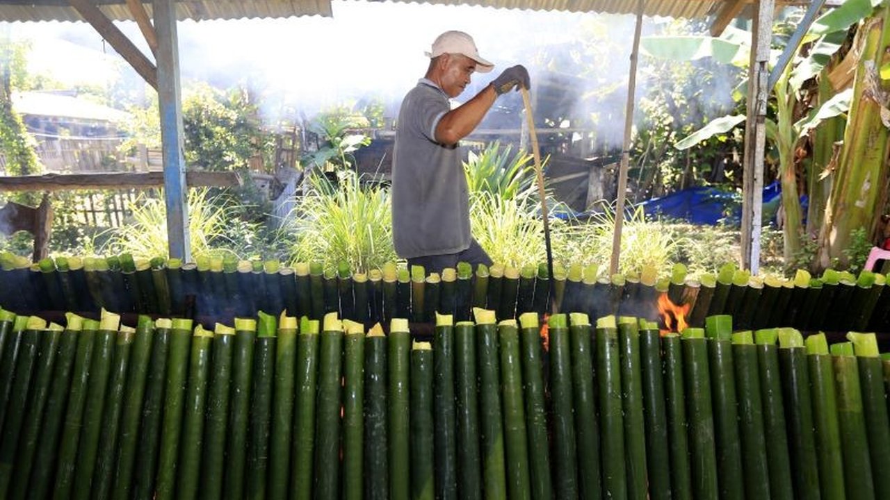 Masyarakat keturunan Jawa Tondano di Gorontalo merayakan Lebaran Ketupat dengan memasak nasi bulu, kuliner khas yang membutuhkan proses panjang dan menjadi tradisi turun-temurun.