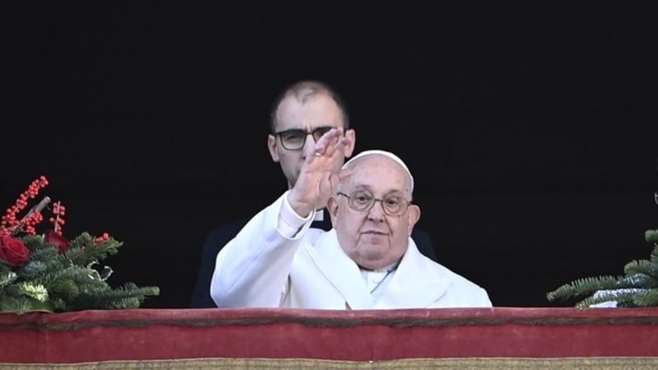 Setelah menjalani perawatan pneumonia, Paus Fransiskus secara mengejutkan muncul di hadapan umat di Lapangan Santo Petrus, Vatikan, Minggu (6/4), menggunakan kursi roda dan selang oksigen.