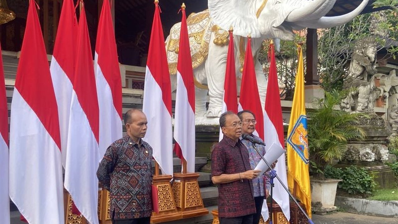 Gubernur Bali, Wayan Koster, mengancam akan menunda bantuan keuangan kepada desa dan desa adat yang tidak patuh terhadap program Bali Bersih dan pengelolaan sampah berbasis sumber.