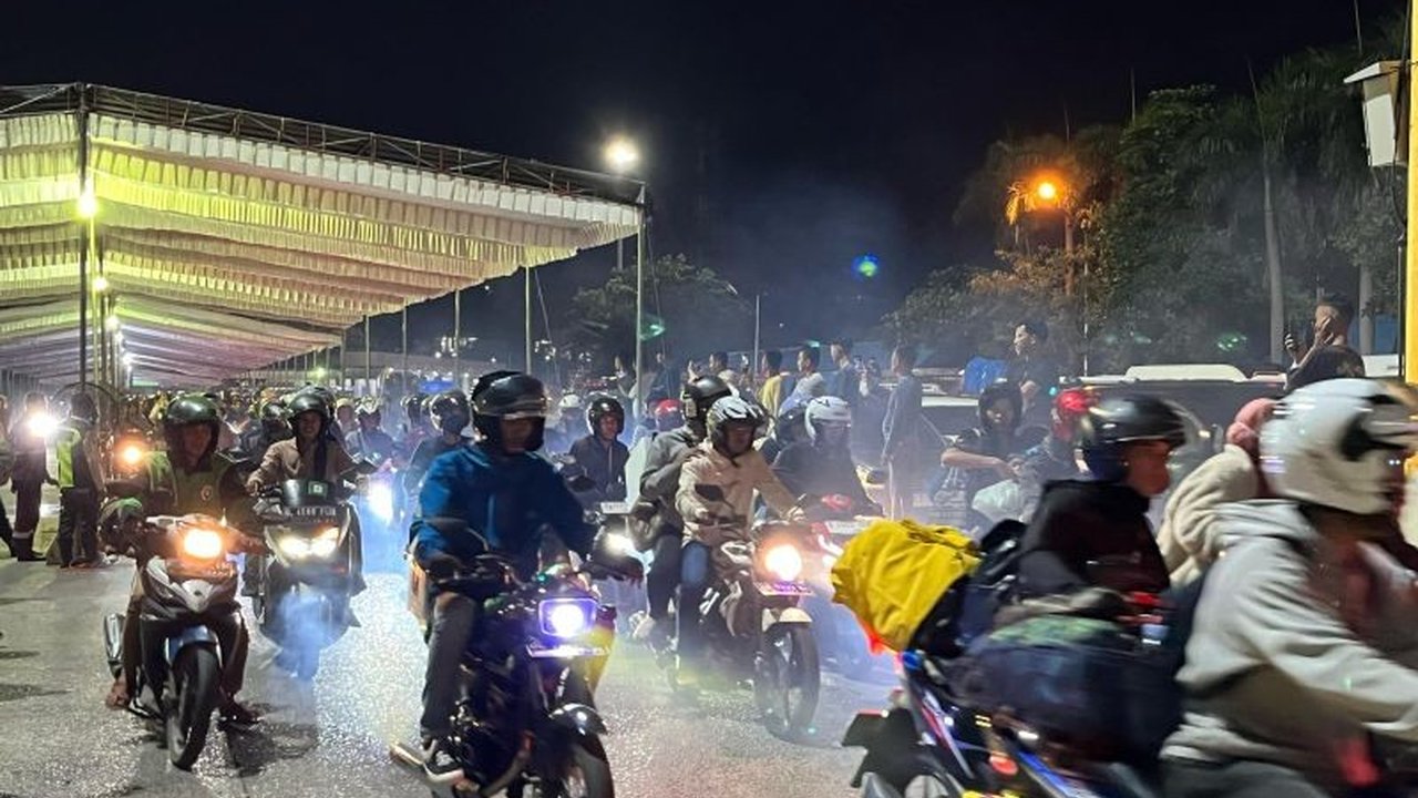 Ribuan pemudik sepeda motor memadati Pelabuhan Bakauheni pada Minggu malam (H+5 Lebaran), menyebabkan petugas bekerja keras mengatur arus lalu lintas agar tidak terjadi penumpukan.