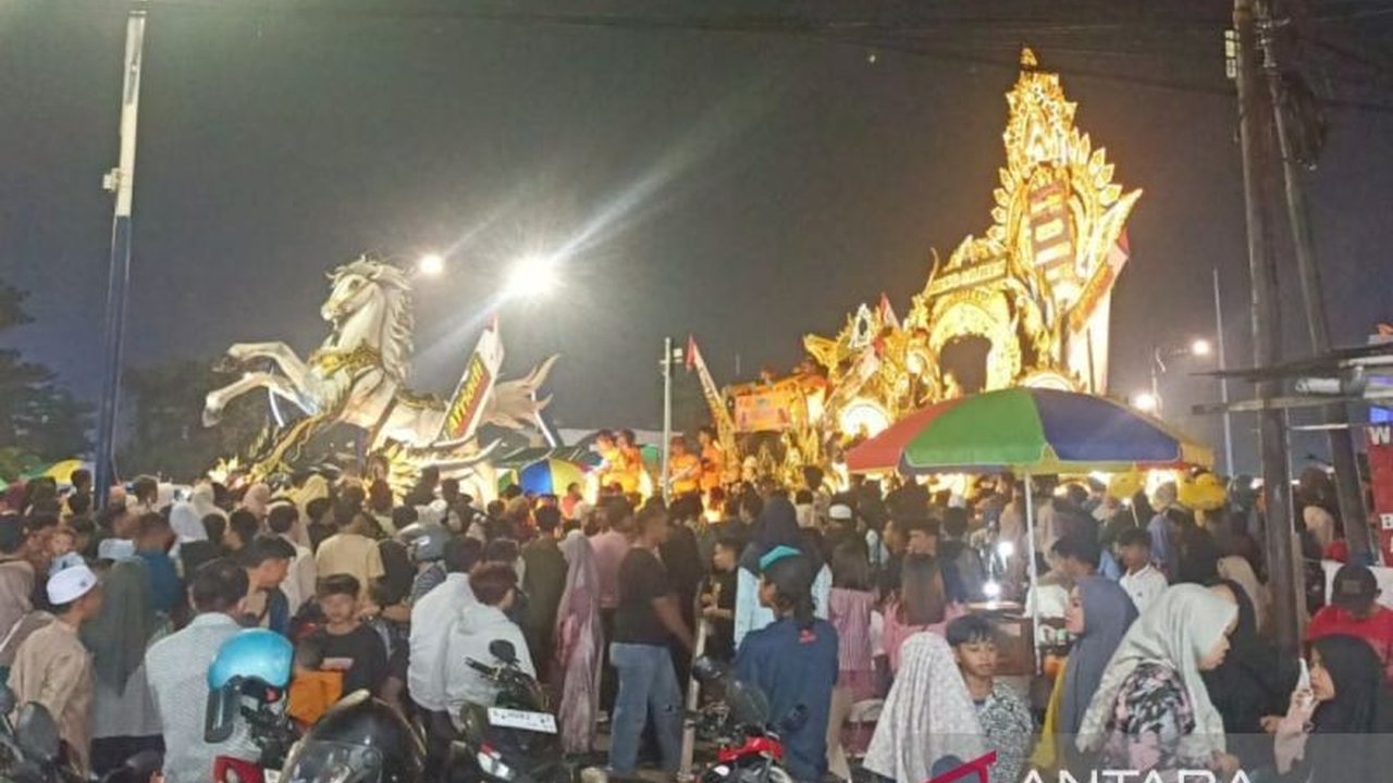 Pemkab Sampang, Jawa Timur, sukses dorong perekonomian lewat pendekatan budaya, terbukti dengan parade musik Daul Dug-dug yang ramai dan menguntungkan warga.