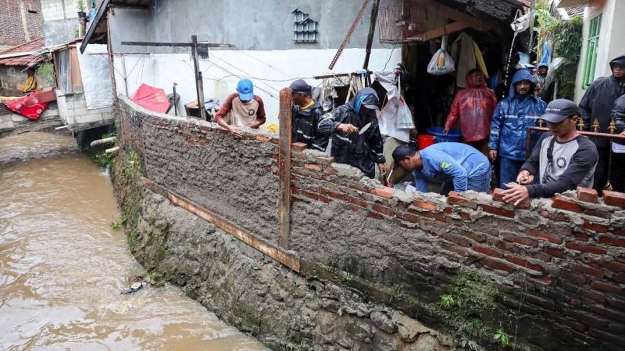 Pemerintah Kota Bandung bergerak cepat menangani longsor di Ujungberung yang mengakibatkan 80 KK terdampak, dengan bantuan dan perbaikan infrastruktur segera dilakukan.