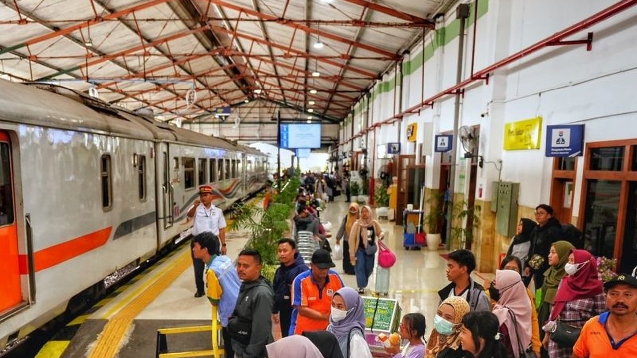 PT KAI Daop 7 Madiun melayani 157.369 penumpang selama angkutan Lebaran 2025, dengan puncak arus mudik dan balik terjadi pada H-2 dan H+2 Lebaran.