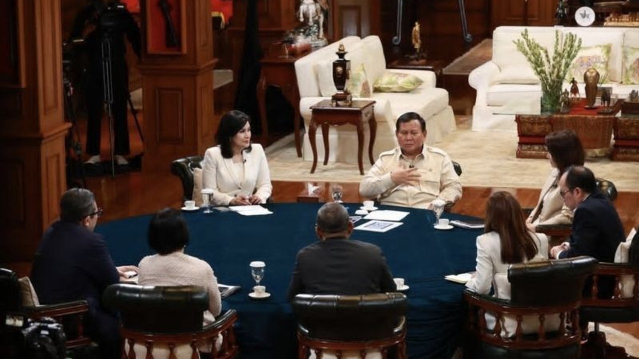 Presiden Prabowo Subianto berdialog dengan tujuh jurnalis nasional, menandai strategi komunikasi pemerintahan yang baru dan transparan dalam menyampaikan isu strategis Indonesia.