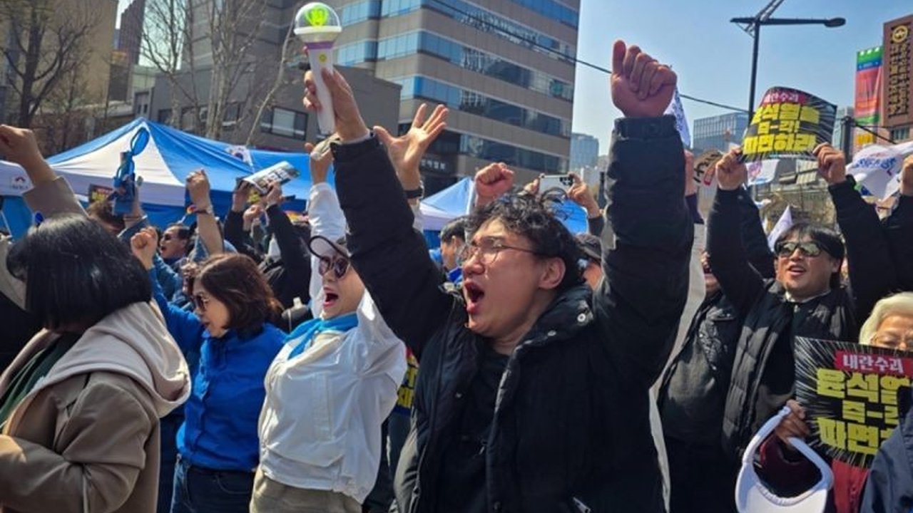 Partai Demokrat Korea Selatan mendesak pemerintah untuk segera menetapkan tanggal Pemilu Presiden menyusul pemakzulan Presiden Yoon Suk Yeol, dengan tanggal 3 Juni sebagai opsi terkuat.