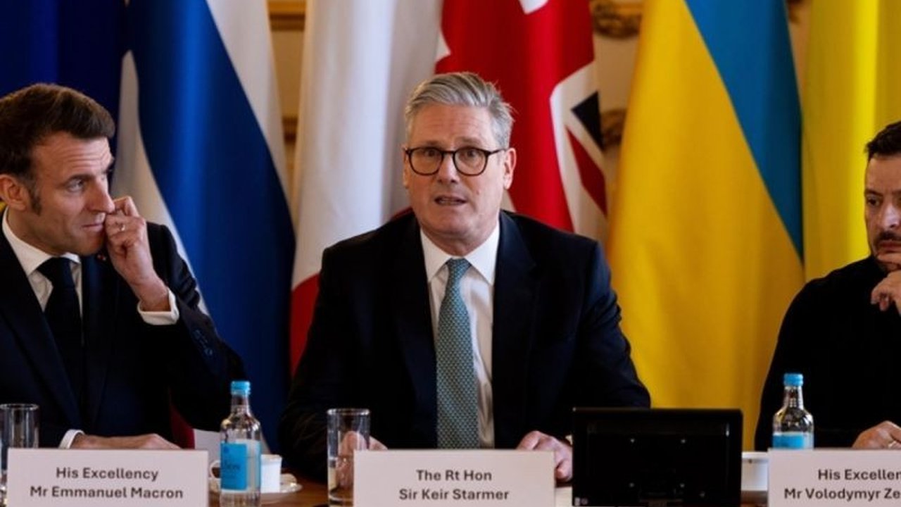 Inggris, Prancis, dan Ukraina membahas kemungkinan pengiriman pasukan perdamaian ke Ukraina, sementara Rusia tegas menolak rencana tersebut dan menyebutnya sebagai provokasi.