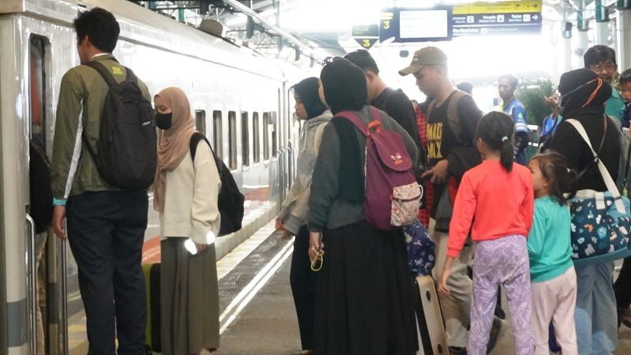 PT KAI Daop 6 Yogyakarta catat puncak arus balik Lebaran 2025 dengan keberangkatan 31.780 penumpang pada Minggu, 6 April 2025, didominasi Stasiun Tugu Yogyakarta, Solo Balapan, dan Lempuyangan.