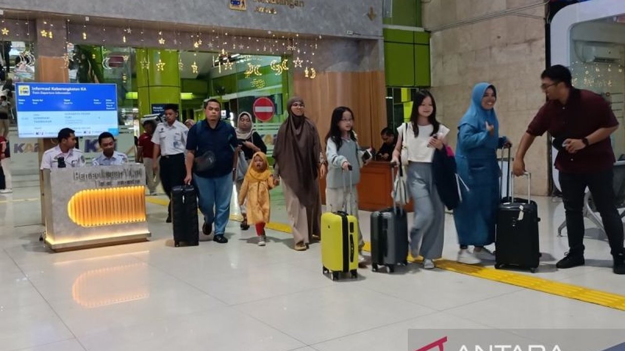 Pemudik lebih memilih kereta api karena harganya terjangkau, tepat waktu, dan terbebas dari kemacetan jalan raya selama arus mudik dan balik Lebaran 2025.