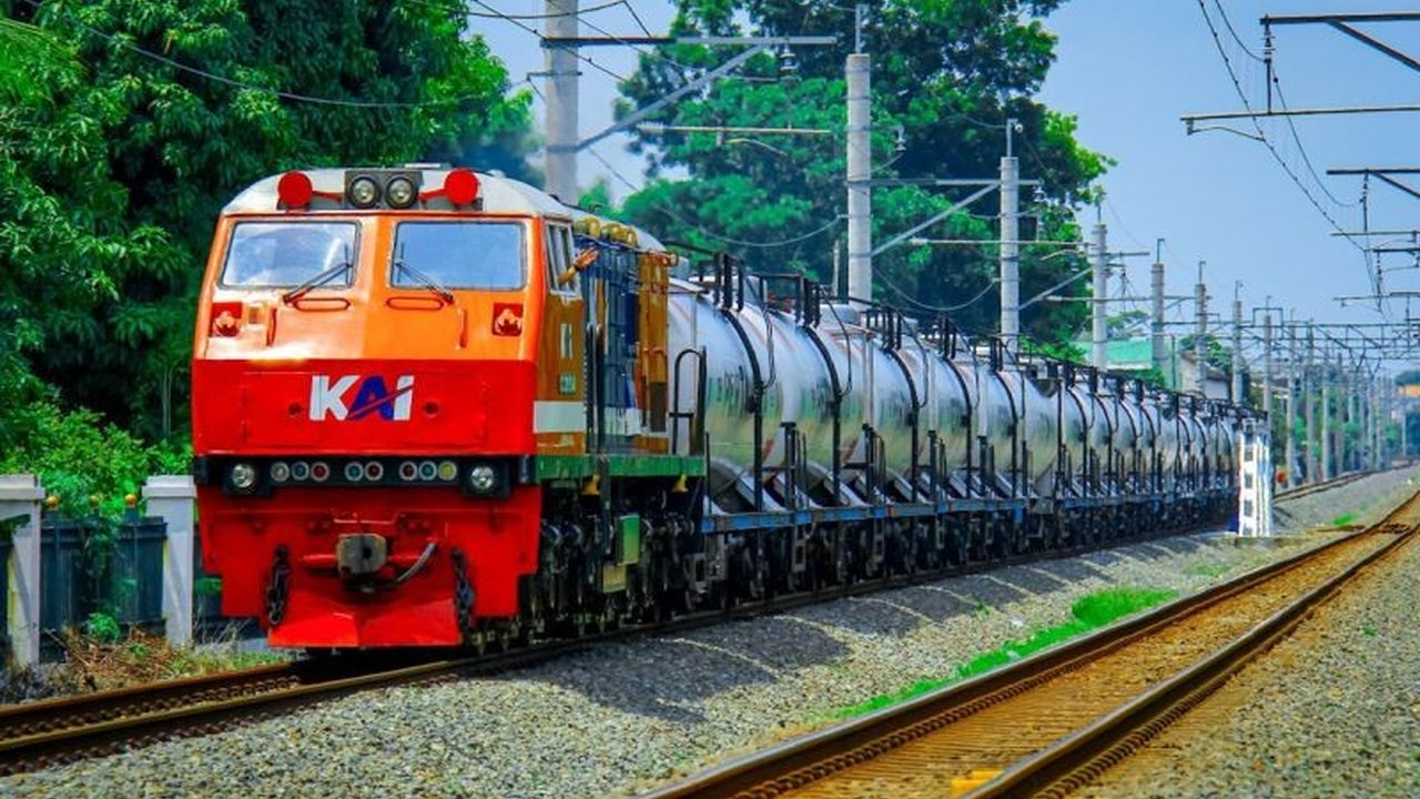 PT Kereta Api Indonesia (KAI) sukses mengangkut 21.236 ton avtur ke Bandara YIA untuk menunjang kelancaran penerbangan selama periode mudik Lebaran 2025, sekaligus menunjukkan komitmennya dalam mendukung logistik vital nasional.