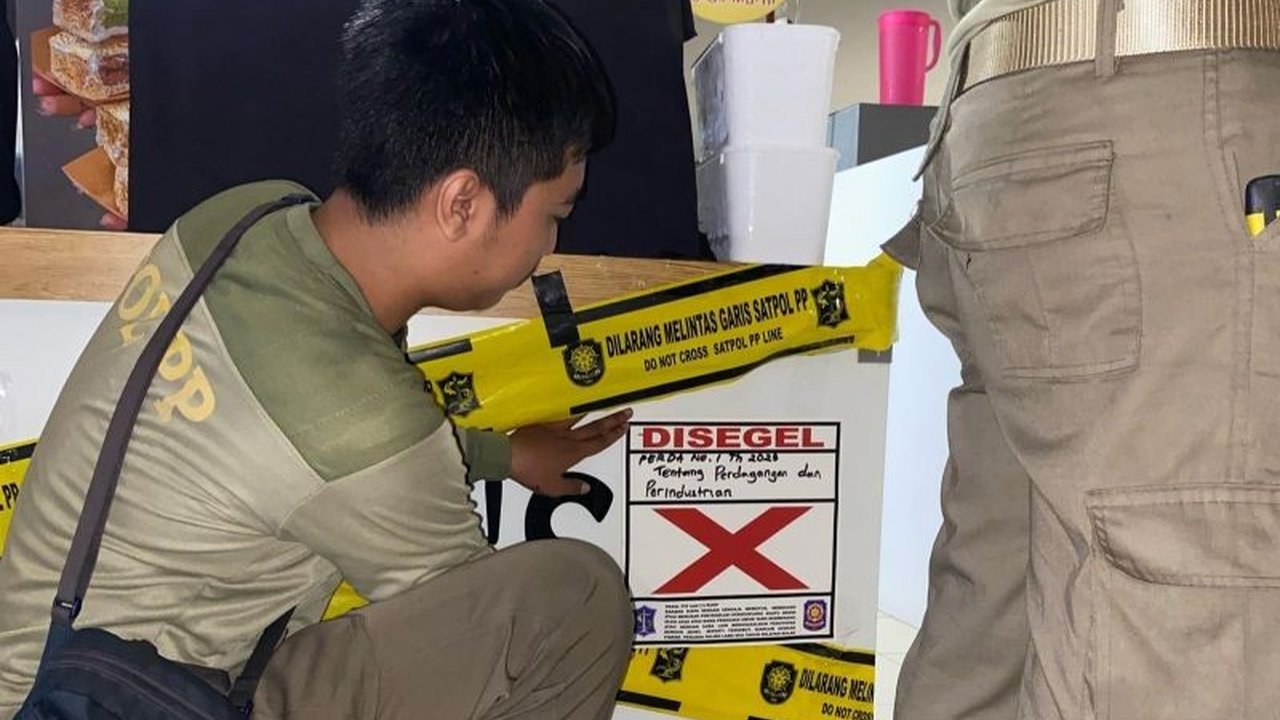 Satpol PP Surabaya menyegel gerai es krim di mal Surabaya Barat karena diduga menjual produk mengandung alkohol hingga 40 persen, setelah video review influencer viral.