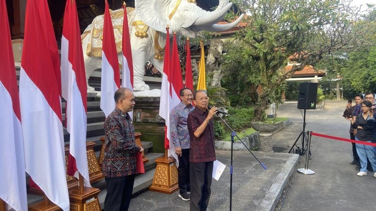 Gubernur Bali, Wayan Koster, mengancam akan mencabut izin usaha pelaku bisnis di Bali, terutama sektor pariwisata, jika tak mengelola sampah sesuai aturan mulai 1 Januari 2026.