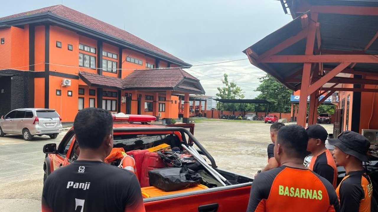 Tim SAR Basarnas Kendari melakukan pencarian terhadap Sara (40) yang diterkam buaya di Sungai Roraya, Konawe Selatan, Sulawesi Tenggara, setelah dilaporkan hilang oleh warga setempat.