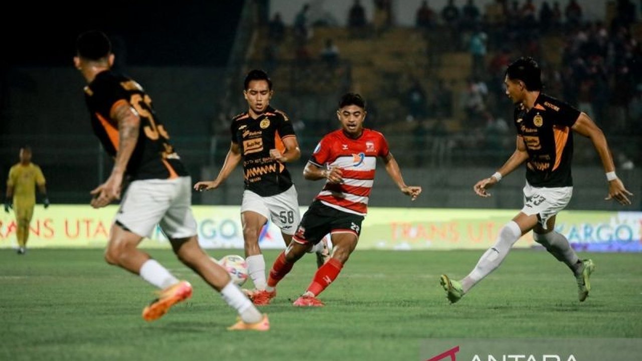 Madura United berhasil unggul atas Persija Jakarta dengan skor 1-0 melalui gol penalti Miljan Skrbic di Stadion Gelora Bangkalan, Minggu malam.
