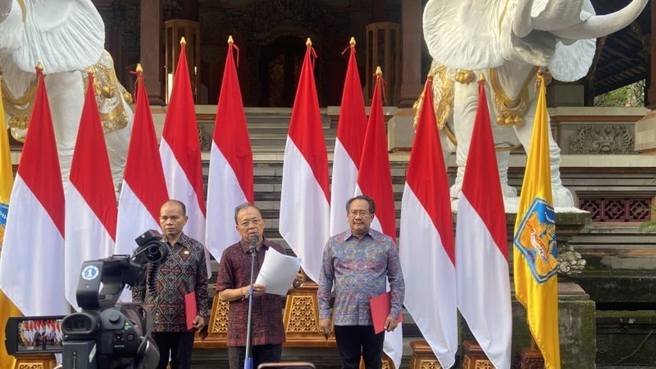 Gubernur Bali Wayan Koster luncurkan Gerakan Bali Bersih Sampah pada 11 April 2025, melibatkan seluruh elemen masyarakat dan didukung pemerintah pusat untuk mengatasi masalah sampah di Bali.