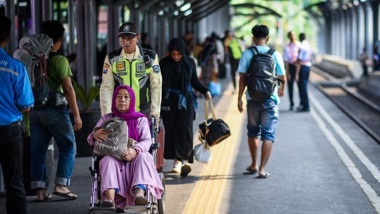 KAI Service menurunkan 4.030 petugas keamanan di stasiun KRL selama libur Lebaran 2025 untuk memastikan keamanan dan kenyamanan penumpang, meskipun diprediksi terjadi penurunan jumlah pengguna.
