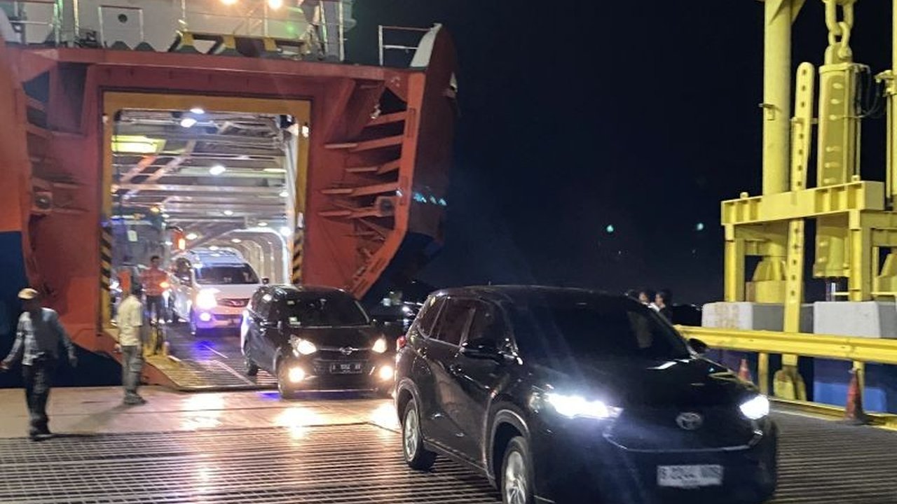 Kendaraan berpelat nomor B dari Jakarta dan sekitarnya mendominasi arus balik di Pelabuhan Merak pada H+5 Lebaran 2025, meskipun jumlah pemudik yang kembali belum mencapai 100 persen.