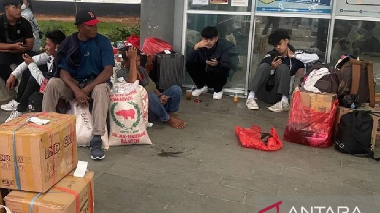 Puncak arus balik Lebaran 2025 di Terminal Pakupatan, Serang, dipadati pemudik yang kembali ke kota masing-masing setelah merayakan Idul Fitri bersama keluarga.
