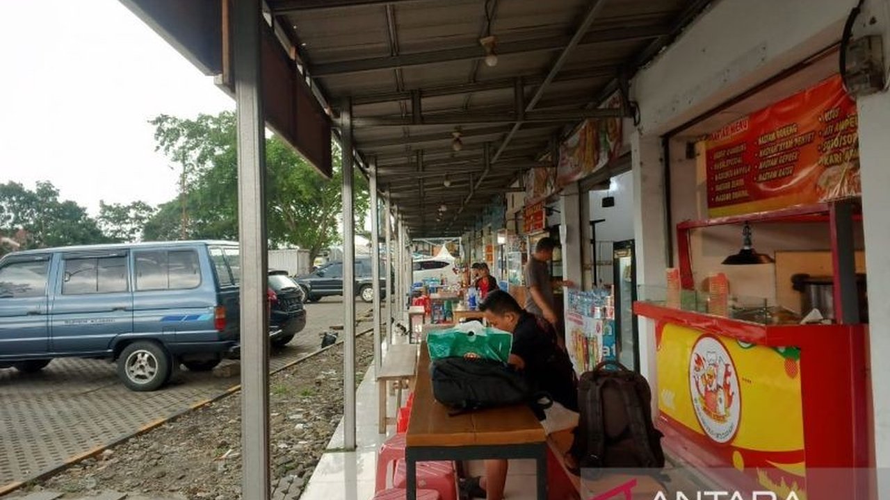 Penjualan pedagang di Stasiun Kiaracondong, Bandung, menurun selama Lebaran 2025 meskipun jumlah penumpang kereta api meningkat signifikan, disebabkan oleh melemahnya ekonomi dan harga kebutuhan pokok yang tinggi.