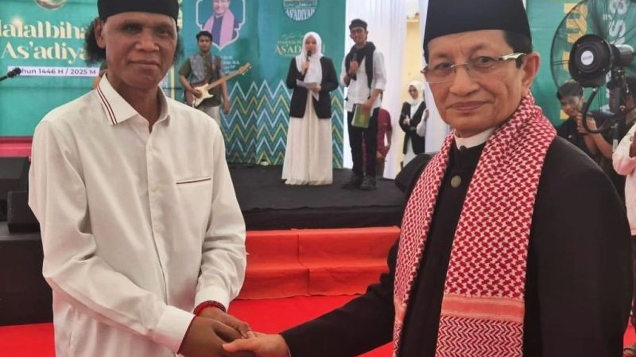 Mantan preman Hercules mendonasikan Rp50 juta untuk Pondok Pesantren As'adiyah di Wajo, Sulawesi Selatan, sebagai bentuk kepeduliannya terhadap pendidikan agama.