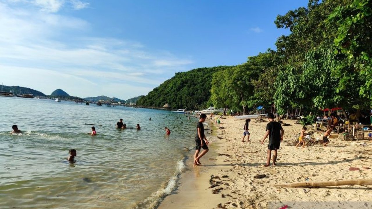 Pantai-pantai di Labuan Bajo, NTT, dipadati wisatawan lokal yang menikmati libur panjang Lebaran 2025, dengan Pantai Pede dan Pantai Klumpang menjadi favorit.