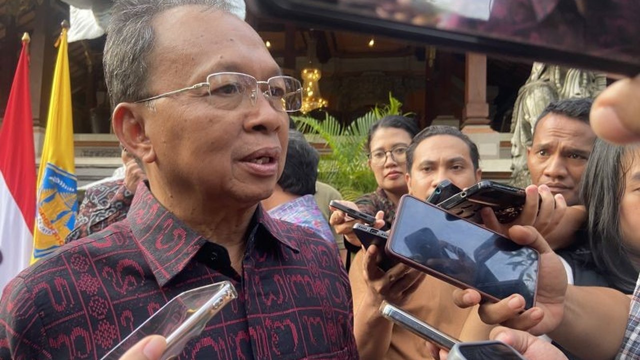 Gubernur Bali Wayan Koster terbitkan Surat Edaran No.9/2025 yang melarang produksi dan distribusi air minum kemasan kurang dari 1 liter untuk mengurangi sampah plastik.