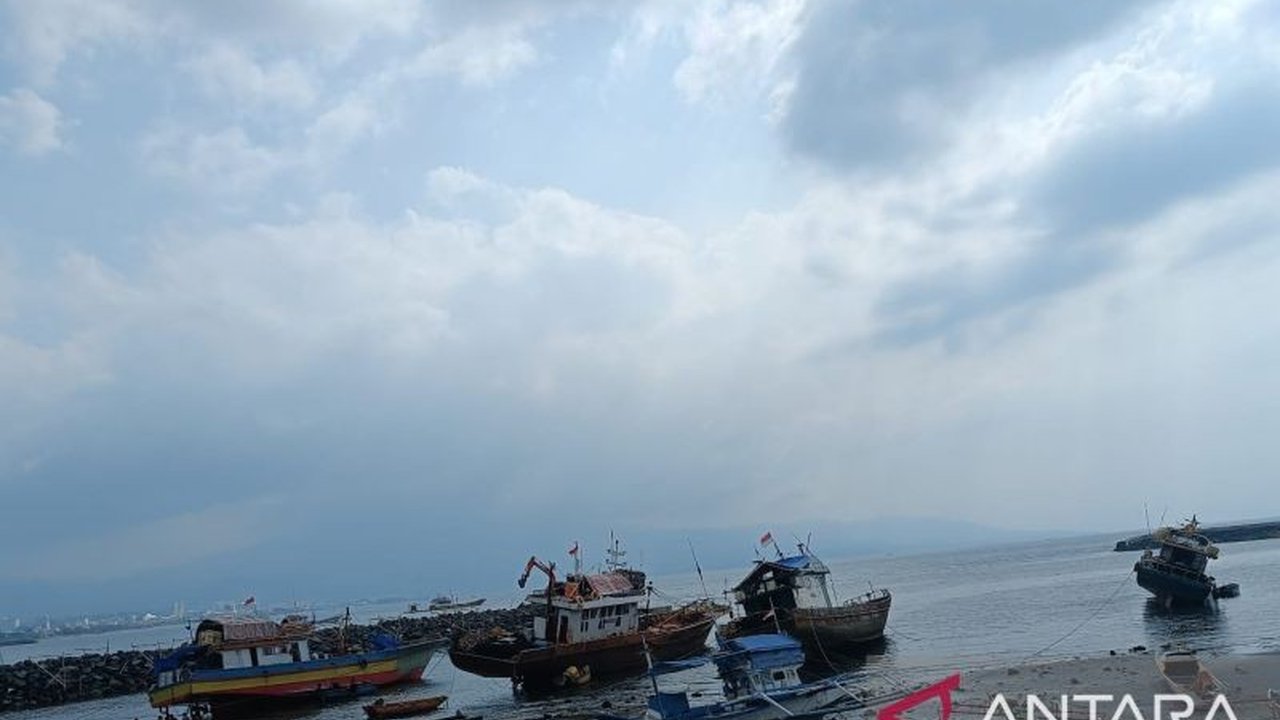 BMKG memprediksi gelombang tinggi hingga 2,5 meter di perairan Sulawesi Utara hingga 10 April 2025, mengancam keselamatan pelayaran dan nelayan.