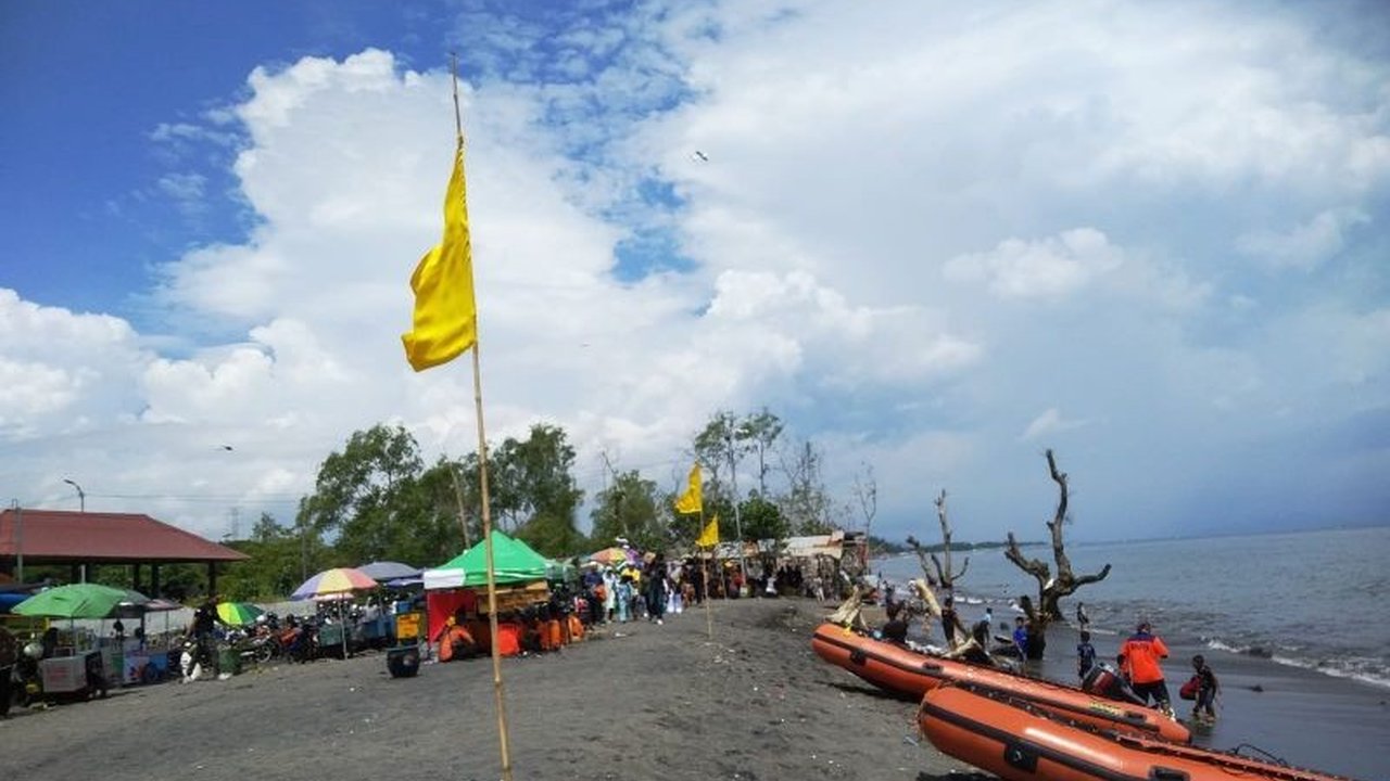 Antisipasi keramaian dan potensi bencana, BPBD Kota Mataram mendirikan dua pos pantau di Pantai Loang Baloq dan Bintaro Ampenan selama perayaan Lebaran Topat 2025.