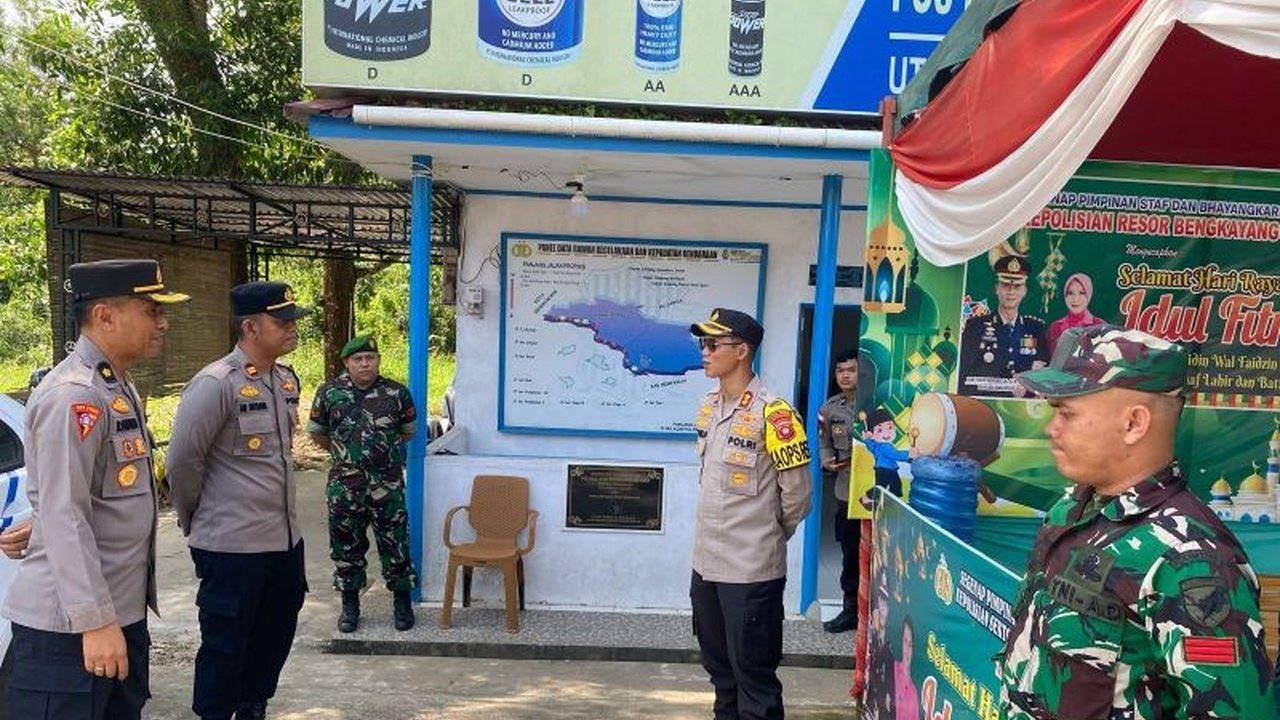 Kapolres Bengkayang, AKBP Teguh Nugroho, menekankan pentingnya pelayanan humanis kepada masyarakat selama arus mudik Lebaran, dengan mengedepankan 3S (senyum, sapa, salam) dan memastikan pos pengamanan selalu terjaga.